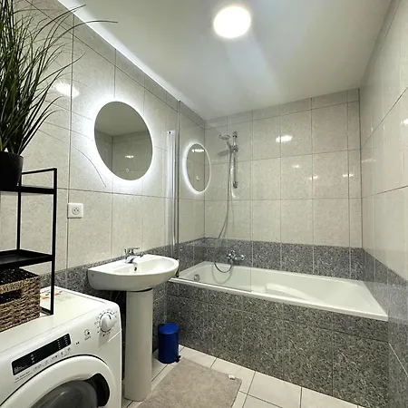 Easy Access With Spacious Private Parking & Near Scenic Bike Routes *
