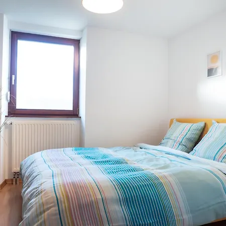 Easy Access With Spacious Private Parking & Near Scenic Bike Routes Apartment