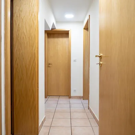 Apartment Easy Access With Spacious Private Parking & Near Scenic Bike Routes