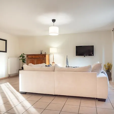 Easy Access With Spacious Private Parking & Near Scenic Bike Routes *